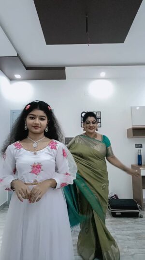 Sona Jelina Instagram - Trendinginoppam....but oraalumkoodi undu kertto..kandunokkane ur favourite 💓💓💓@shriswetha_mahalakshmi
#trending#happymoments#