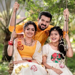Sona Jelina Instagram - Onam photoshoot with @sajansooreya @drjosephine_13 
@threads_nbeads @amruthaglam_up
