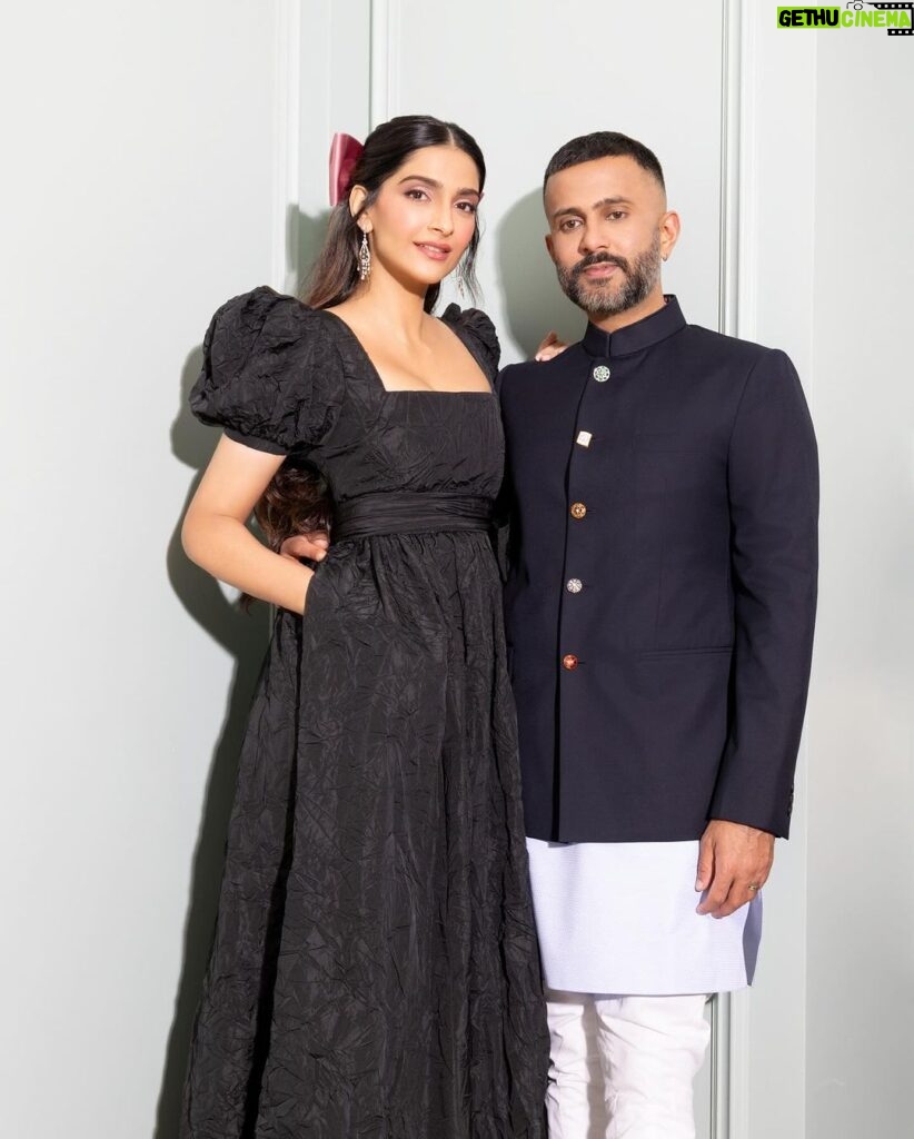 Sonam Kapoor Instagram - Date night with my baby in Versailles to one of the most beautiful dinners I’ve been too. Obviously in all @dior Also wearing this gorgeous bow from one of my favourite ribbon shops in London @vvrouleaux Make up @tanvichemburkar Hair @peteburkill Styling @nikhilmansata Outfit @dior Camera @dinesh_ahuja Paris,France