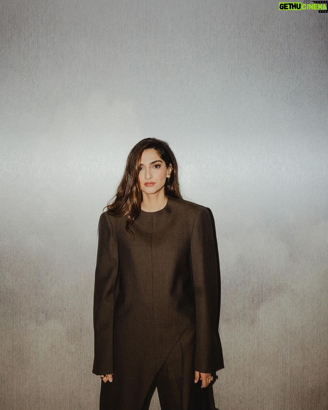 Sonam Kapoor Instagram - Ready for #Fighter! Pant suit: @phoebephilo Shoes: @mansurgavriel Bag: @hermes Sunglasses: @celine Hair @hrishidoeshair Make up @makeupbyridhi Photos @gourabganguli Styling @rheakapoor @shereenlovebug Style team @romamaityy Mumbai, Maharashtra