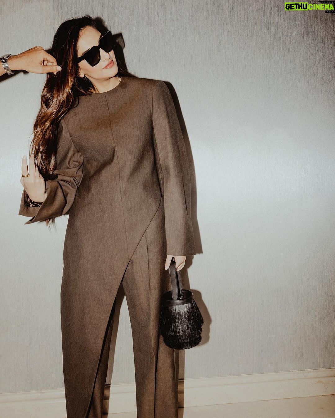 Sonam Kapoor Instagram - Ready for #Fighter! Pant suit: @phoebephilo Shoes: @mansurgavriel Bag: @hermes Sunglasses: @celine Hair @hrishidoeshair Make up @makeupbyridhi Photos @gourabganguli Styling @rheakapoor @shereenlovebug Style team @romamaityy Mumbai, Maharashtra