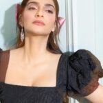 Sonam Kapoor Instagram - Date night with my baby in Versailles to one of the most beautiful dinners I’ve been too. Obviously in all @dior Also wearing this gorgeous bow from one of my favourite ribbon shops in London @vvrouleaux Make up @tanvichemburkar Hair @peteburkill Styling @nikhilmansata Outfit @dior Camera @dinesh_ahuja Paris,France