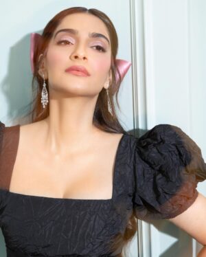 Sonam Kapoor Instagram - Date night with my baby in Versailles to one of the most beautiful dinners I’ve been too. Obviously in all @dior Also wearing this gorgeous bow from one of my favourite ribbon shops in London @vvrouleaux 

Make up @tanvichemburkar
Hair @peteburkill
Styling @nikhilmansata
Outfit @dior
Camera @dinesh_ahuja