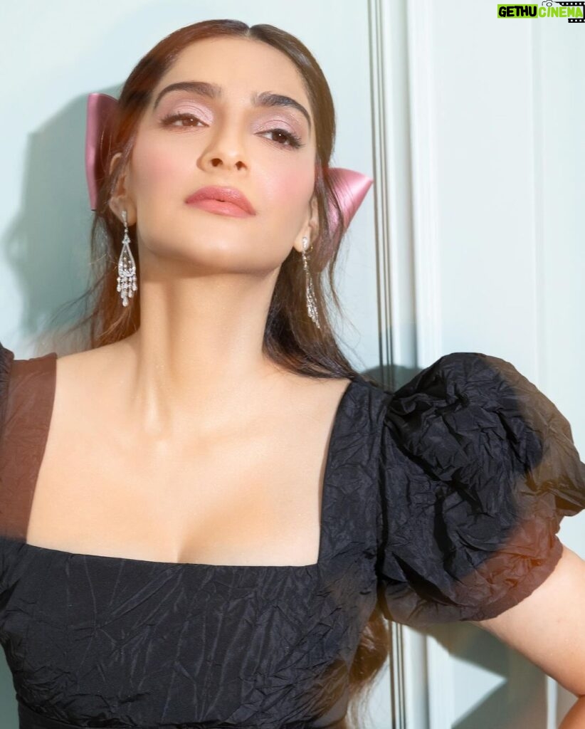 Sonam Kapoor Instagram - Date night with my baby in Versailles to one of the most beautiful dinners I’ve been too. Obviously in all @dior Also wearing this gorgeous bow from one of my favourite ribbon shops in London @vvrouleaux Make up @tanvichemburkar Hair @peteburkill Styling @nikhilmansata Outfit @dior Camera @dinesh_ahuja Paris,France