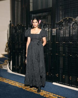 Sonam Kapoor Instagram - Date night with my baby in Versailles to one of the most beautiful dinners I’ve been too. Obviously in all @dior Also wearing this gorgeous bow from one of my favourite ribbon shops in London @vvrouleaux 

Make up @tanvichemburkar
Hair @peteburkill
Styling @nikhilmansata
Outfit @dior
Camera @dinesh_ahuja