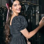 Sonam Kapoor Instagram - Date night with my baby in Versailles to one of the most beautiful dinners I’ve been too. Obviously in all @dior Also wearing this gorgeous bow from one of my favourite ribbon shops in London @vvrouleaux Make up @tanvichemburkar Hair @peteburkill Styling @nikhilmansata Outfit @dior Camera @dinesh_ahuja Paris,France