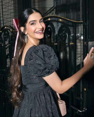 Sonam Kapoor Instagram - Date night with my baby in Versailles to one of the most beautiful dinners I’ve been too. Obviously in all @dior Also wearing this gorgeous bow from one of my favourite ribbon shops in London @vvrouleaux 

Make up @tanvichemburkar
Hair @peteburkill
Styling @nikhilmansata
Outfit @dior
Camera @dinesh_ahuja