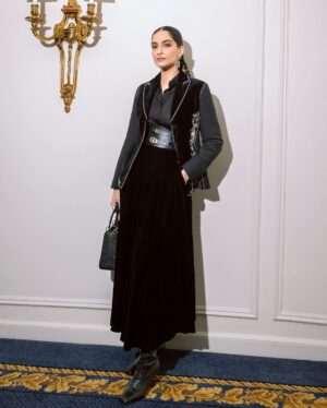 Sonam Kapoor Instagram - Effortlessly Dior. 

Make up @tanvichemburkar
Hair @shonju
Styling @nikhilmansata
Outfit @dior
Photos @dinesh_ahuja