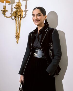 Sonam Kapoor Instagram - Effortlessly Dior. 

Make up @tanvichemburkar
Hair @shonju
Styling @nikhilmansata
Outfit @dior
Photos @dinesh_ahuja