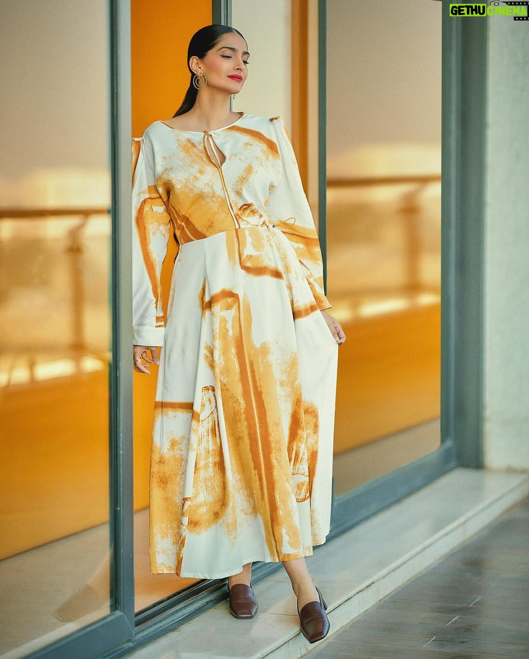 Sonam Kapoor Instagram - 🌅 @bhaane means the rising sun.. a new day… So proud of the brand and what we’ve created together @anandahuja @nimishshift .. it’s world class … watch this space for more to come.. Outfit: @bhaane Hair and makeup: @namratasoni Styling: @abhilashatd Styling asst: @iambidipto_ Photos: @sheldon.santos Mumbai, Maharashtra