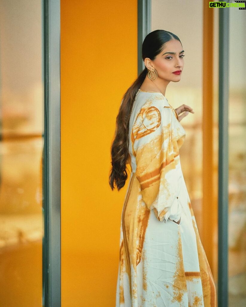 Sonam Kapoor Instagram - 🌅 @bhaane means the rising sun.. a new day… So proud of the brand and what we’ve created together @anandahuja @nimishshift .. it’s world class … watch this space for more to come.. Outfit: @bhaane Hair and makeup: @namratasoni Styling: @abhilashatd Styling asst: @iambidipto_ Photos: @sheldon.santos Mumbai, Maharashtra