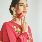 Sonam Kapoor Instagram - ऊँ ह्रां ह्रीं ह्रौं सः सूर्याय नमः।। मकर संक्रांति की शुभकामनाएं ਲੋਹੜੀ ਮੁਬਾਰਕ , Dhol di dhadak, mithaas di baarish, Lohri di aayi hai taiyaari! Outfit: @rohitbahlofficial Footwear: @needledust Styling: @rheakapoor @shereenlovebug Style team: @snehhasuresh @styledbysujata Hair and makeup: @alpakhimani @savleenmanchanda Photography: @sheldon.santos Mumbai, Maharashtra