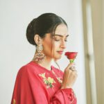 Sonam Kapoor Instagram - ऊँ ह्रां ह्रीं ह्रौं सः सूर्याय नमः।। मकर संक्रांति की शुभकामनाएं ਲੋਹੜੀ ਮੁਬਾਰਕ , Dhol di dhadak, mithaas di baarish, Lohri di aayi hai taiyaari! Outfit: @rohitbahlofficial Footwear: @needledust Styling: @rheakapoor @shereenlovebug Style team: @snehhasuresh @styledbysujata Hair and makeup: @alpakhimani @savleenmanchanda Photography: @sheldon.santos Mumbai, Maharashtra