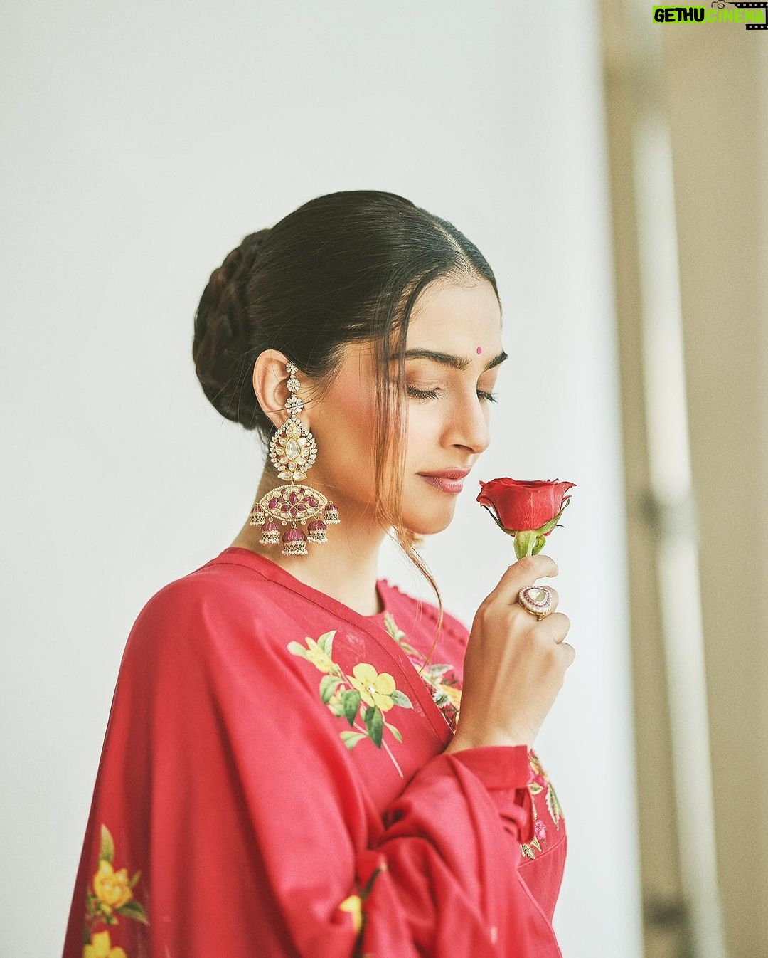 Sonam Kapoor Instagram - ऊँ ह्रां ह्रीं ह्रौं सः सूर्याय नमः।। मकर संक्रांति की शुभकामनाएं ਲੋਹੜੀ ਮੁਬਾਰਕ , Dhol di dhadak, mithaas di baarish, Lohri di aayi hai taiyaari! Outfit: @rohitbahlofficial Footwear: @needledust Styling: @rheakapoor @shereenlovebug Style team: @snehhasuresh @styledbysujata Hair and makeup: @alpakhimani @savleenmanchanda Photography: @sheldon.santos Mumbai, Maharashtra