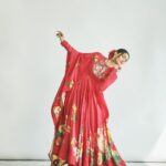 Sonam Kapoor Instagram - ऊँ ह्रां ह्रीं ह्रौं सः सूर्याय नमः।। मकर संक्रांति की शुभकामनाएं ਲੋਹੜੀ ਮੁਬਾਰਕ , Dhol di dhadak, mithaas di baarish, Lohri di aayi hai taiyaari! Outfit: @rohitbahlofficial Footwear: @needledust Styling: @rheakapoor @shereenlovebug Style team: @snehhasuresh @styledbysujata Hair and makeup: @alpakhimani @savleenmanchanda Photography: @sheldon.santos Mumbai, Maharashtra