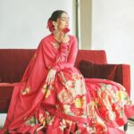 Sonam Kapoor Instagram - ऊँ ह्रां ह्रीं ह्रौं सः सूर्याय नमः।। मकर संक्रांति की शुभकामनाएं ਲੋਹੜੀ ਮੁਬਾਰਕ , Dhol di dhadak, mithaas di baarish, Lohri di aayi hai taiyaari! Outfit: @rohitbahlofficial Footwear: @needledust Styling: @rheakapoor @shereenlovebug Style team: @snehhasuresh @styledbysujata Hair and makeup: @alpakhimani @savleenmanchanda Photography: @sheldon.santos Mumbai, Maharashtra