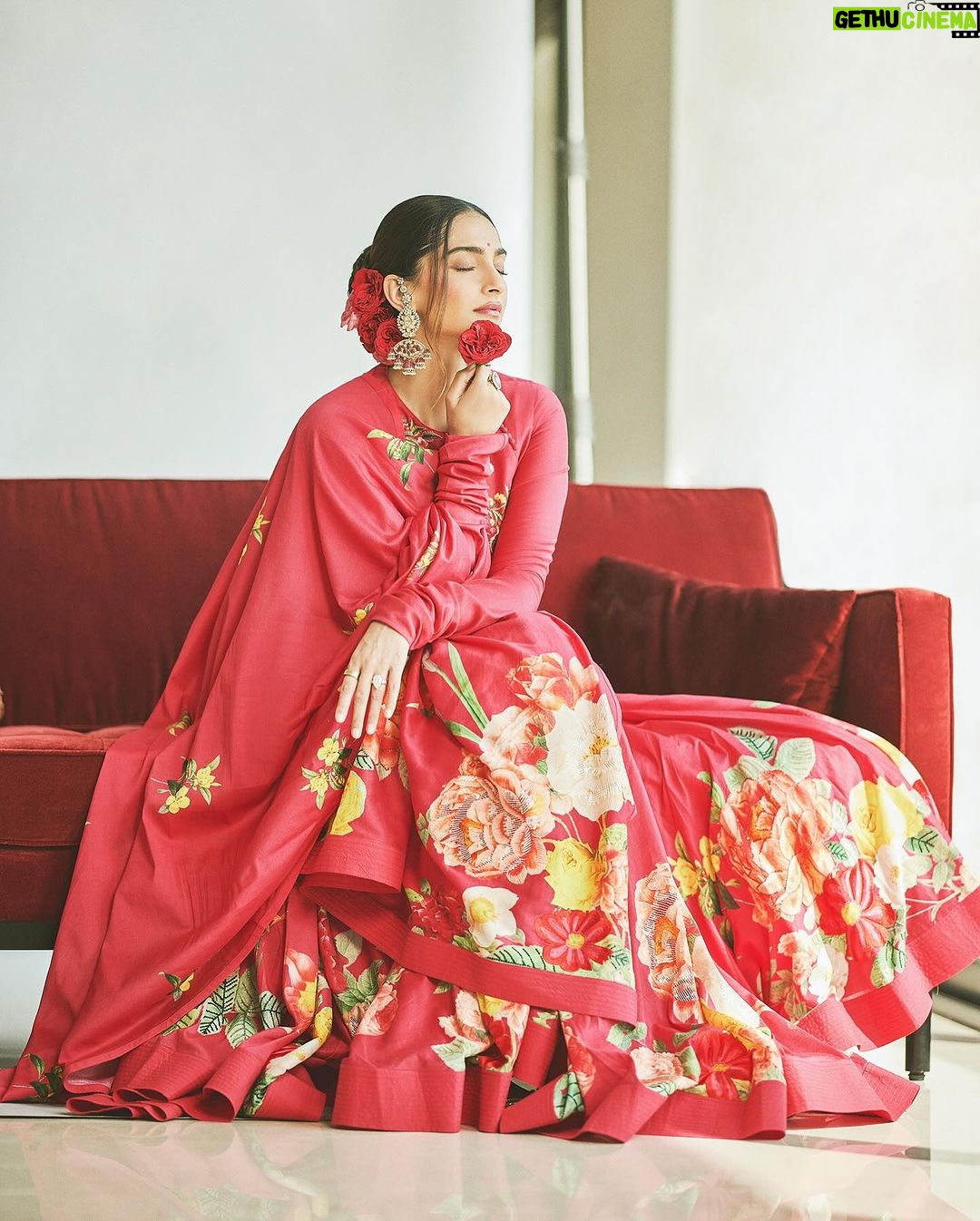 Sonam Kapoor Instagram - ऊँ ह्रां ह्रीं ह्रौं सः सूर्याय नमः।। मकर संक्रांति की शुभकामनाएं ਲੋਹੜੀ ਮੁਬਾਰਕ , Dhol di dhadak, mithaas di baarish, Lohri di aayi hai taiyaari! Outfit: @rohitbahlofficial Footwear: @needledust Styling: @rheakapoor @shereenlovebug Style team: @snehhasuresh @styledbysujata Hair and makeup: @alpakhimani @savleenmanchanda Photography: @sheldon.santos Mumbai, Maharashtra