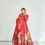 Sonam Kapoor Instagram - ऊँ ह्रां ह्रीं ह्रौं सः सूर्याय नमः।। मकर संक्रांति की शुभकामनाएं ਲੋਹੜੀ ਮੁਬਾਰਕ , Dhol di dhadak, mithaas di baarish, Lohri di aayi hai taiyaari! Outfit: @rohitbahlofficial Footwear: @needledust Styling: @rheakapoor @shereenlovebug Style team: @snehhasuresh @styledbysujata Hair and makeup: @alpakhimani @savleenmanchanda Photography: @sheldon.santos Mumbai, Maharashtra