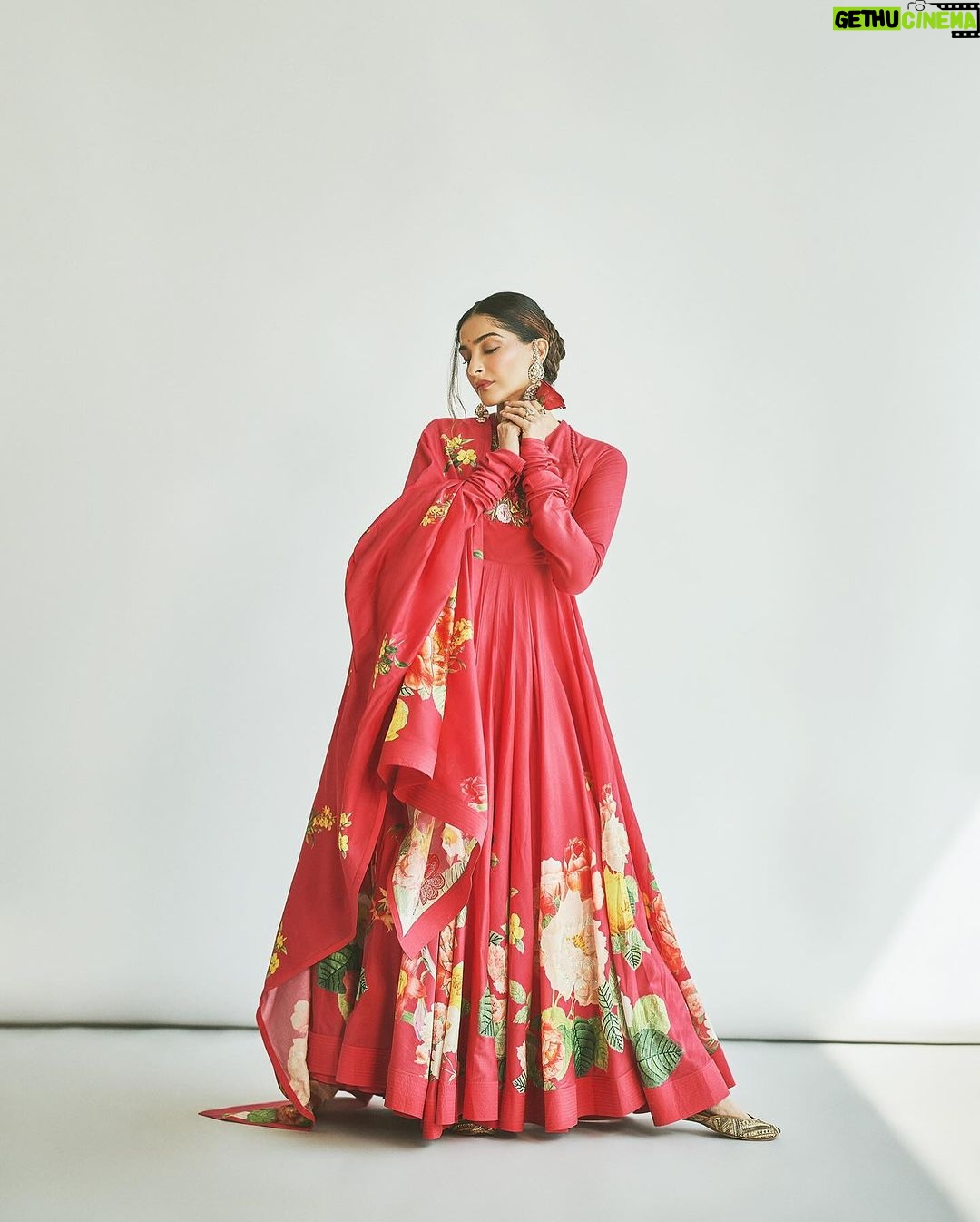 Sonam Kapoor Instagram - ऊँ ह्रां ह्रीं ह्रौं सः सूर्याय नमः।। मकर संक्रांति की शुभकामनाएं ਲੋਹੜੀ ਮੁਬਾਰਕ , Dhol di dhadak, mithaas di baarish, Lohri di aayi hai taiyaari! Outfit: @rohitbahlofficial Footwear: @needledust Styling: @rheakapoor @shereenlovebug Style team: @snehhasuresh @styledbysujata Hair and makeup: @alpakhimani @savleenmanchanda Photography: @sheldon.santos Mumbai, Maharashtra