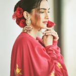 Sonam Kapoor Instagram - ऊँ ह्रां ह्रीं ह्रौं सः सूर्याय नमः।। मकर संक्रांति की शुभकामनाएं ਲੋਹੜੀ ਮੁਬਾਰਕ , Dhol di dhadak, mithaas di baarish, Lohri di aayi hai taiyaari! Outfit: @rohitbahlofficial Footwear: @needledust Styling: @rheakapoor @shereenlovebug Style team: @snehhasuresh @styledbysujata Hair and makeup: @alpakhimani @savleenmanchanda Photography: @sheldon.santos Mumbai, Maharashtra
