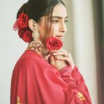 Sonam Kapoor Instagram - ऊँ ह्रां ह्रीं ह्रौं सः सूर्याय नमः।। मकर संक्रांति की शुभकामनाएं ਲੋਹੜੀ ਮੁਬਾਰਕ , Dhol di dhadak, mithaas di baarish, Lohri di aayi hai taiyaari! Outfit: @rohitbahlofficial Footwear: @needledust Styling: @rheakapoor @shereenlovebug Style team: @snehhasuresh @styledbysujata Hair and makeup: @alpakhimani @savleenmanchanda Photography: @sheldon.santos Mumbai, Maharashtra