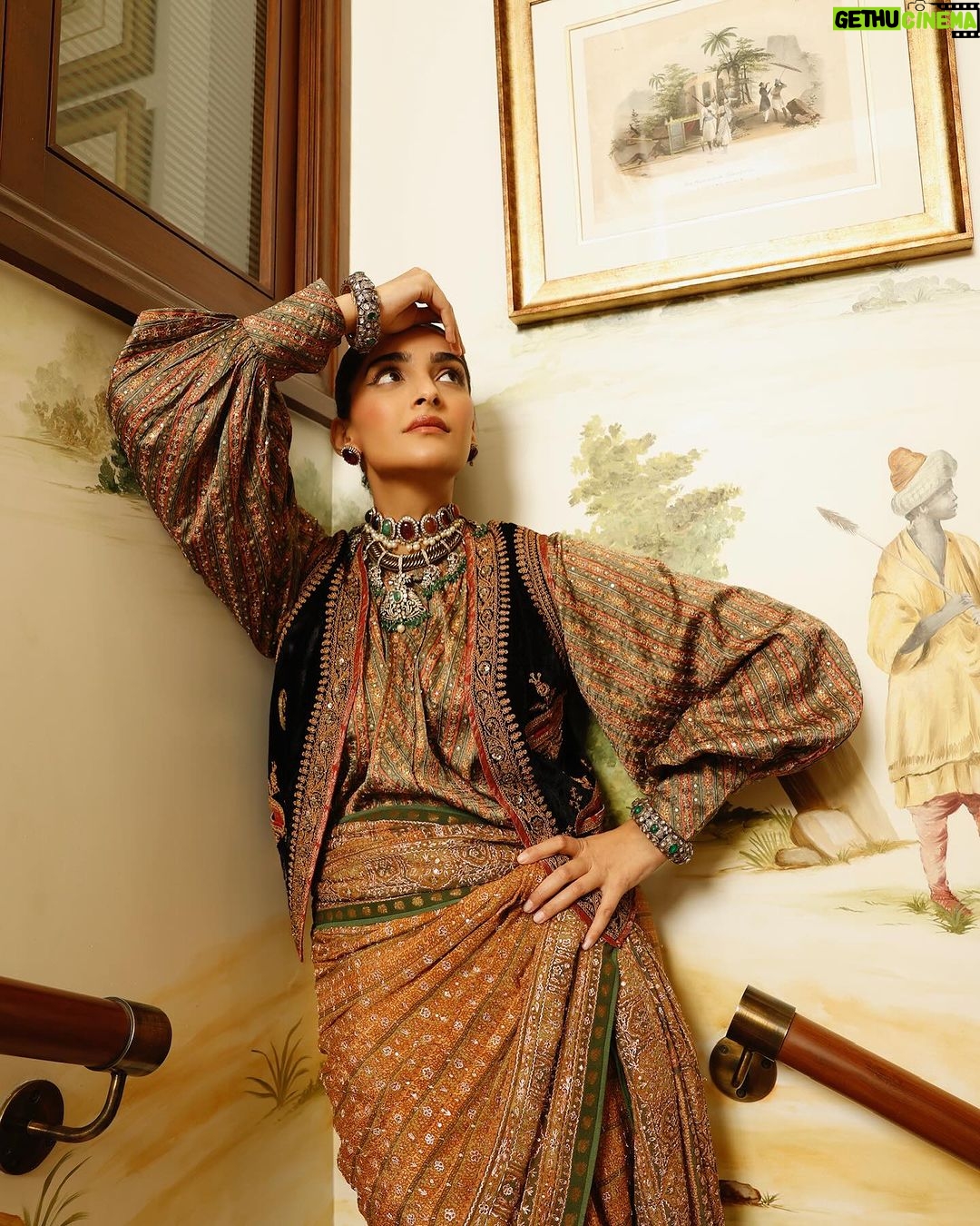 Sonam Kapoor Instagram - The most dapper date.. I married a perfect gentleman. Look @ritukumarhq Bag @kokommoaccessories Footwear @hereu_ Styling @rheakapoor @abhilashatd @shereenlovebug Style Team @snehhasuresh @niyatiij Make up and Hair @namratasoni Photographer @dinesh_ahuja #everydayphenomenal💫 🧿