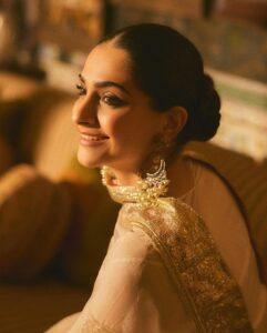 Sonam Kapoor Instagram - It’s taken me 16 months to feel like myself again. Slowly steadily without any crash diets and crazy workouts just consistent self care and baby care. I’m not there yet but almost where I want to be.. still very very grateful for my body and how incredible it has been . Being a woman is a wondrous thing. #babymomma #proudwoman #everydayphenomenal #vayusparents Mumbai, Maharashtra