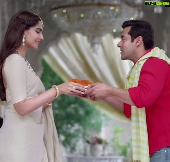 Sonam Kapoor Instagram - Happy Birthday Salman…you’re the best…@beingsalmankhan