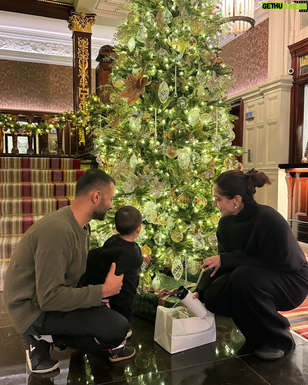 Sonam Kapoor Instagram - Festive season with the best…. @anandahuja @imranamed @nikhilmansata @lopajunck #ryanjunck . Grateful for all the love & spirit. 🙏🏽 London, United Kingdom