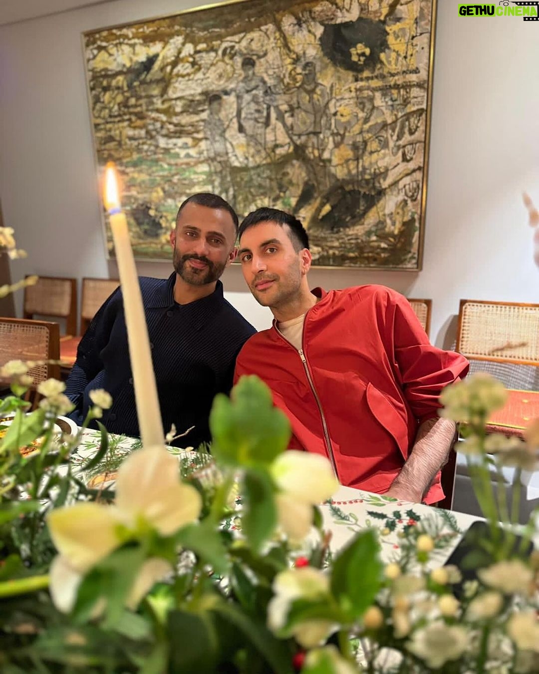 Sonam Kapoor Instagram - Festive season with the best…. @anandahuja @imranamed @nikhilmansata @lopajunck #ryanjunck . Grateful for all the love & spirit. 🙏🏽 London, United Kingdom