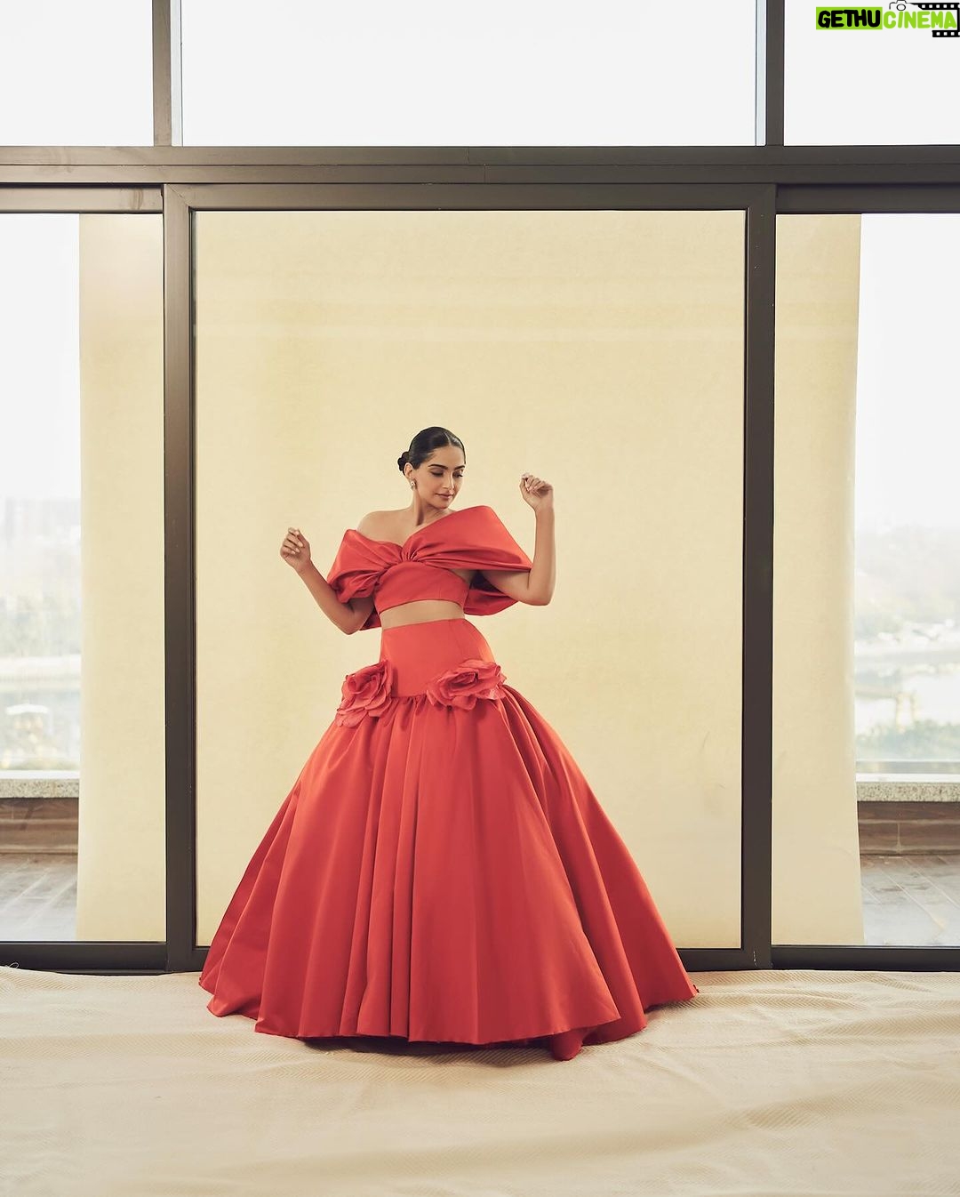 Sonam Kapoor Instagram - The Joy of Fashion ! Thank you @vogueindia @condenastindia for the love and the awards for both of us. @anandahuja and I are so honoured. It was amazing being on the panel with the two brilliant ladies @anitadongre and @masabagupta who are truly #forcesoffashion Hats off @rochelle.pinto for acknowledging the past ,celebrating the present and looking optimistically and idealistically towards the future. Thank you @giambattistavalliparis for making this for me. Love you 🥰 Look @giambattistavalliparis Look for Anand @giorgioarmani Earrings and rings @zoyajewels Shoes @jimmychoo Styling @rheakapoor @abhilashatd @manishamelwani @shereenlovebug Style Team @sananver @snehhasuresh @niyatiij Make up and Hair @namratasoni @vickybanatkar Photos @sheldon.santos