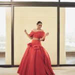 Sonam Kapoor Instagram - The Joy of Fashion ! Thank you @vogueindia @condenastindia for the love and the awards for both of us. @anandahuja and I are so honoured. It was amazing being on the panel with the two brilliant ladies @anitadongre and @masabagupta who are truly #forcesoffashion Hats off @rochelle.pinto for acknowledging the past ,celebrating the present and looking optimistically and idealistically towards the future. Thank you @giambattistavalliparis for making this for me. Love you 🥰 Look @giambattistavalliparis Look for Anand @giorgioarmani Earrings and rings @zoyajewels Shoes @jimmychoo Styling @rheakapoor @abhilashatd @manishamelwani @shereenlovebug Style Team @sananver @snehhasuresh @niyatiij Make up and Hair @namratasoni @vickybanatkar Photos @sheldon.santos