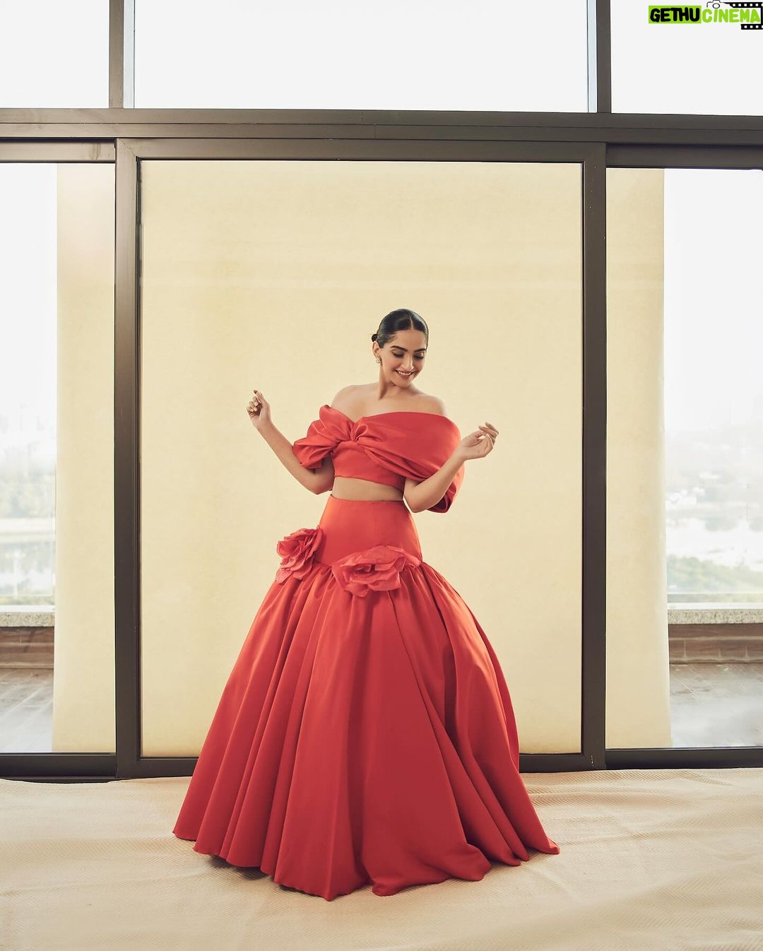 Sonam Kapoor Instagram - The Joy of Fashion ! Thank you @vogueindia @condenastindia for the love and the awards for both of us. @anandahuja and I are so honoured. It was amazing being on the panel with the two brilliant ladies @anitadongre and @masabagupta who are truly #forcesoffashion Hats off @rochelle.pinto for acknowledging the past ,celebrating the present and looking optimistically and idealistically towards the future. Thank you @giambattistavalliparis for making this for me. Love you 🥰 Look @giambattistavalliparis Look for Anand @giorgioarmani Earrings and rings @zoyajewels Shoes @jimmychoo Styling @rheakapoor @abhilashatd @manishamelwani @shereenlovebug Style Team @sananver @snehhasuresh @niyatiij Make up and Hair @namratasoni @vickybanatkar Photos @sheldon.santos