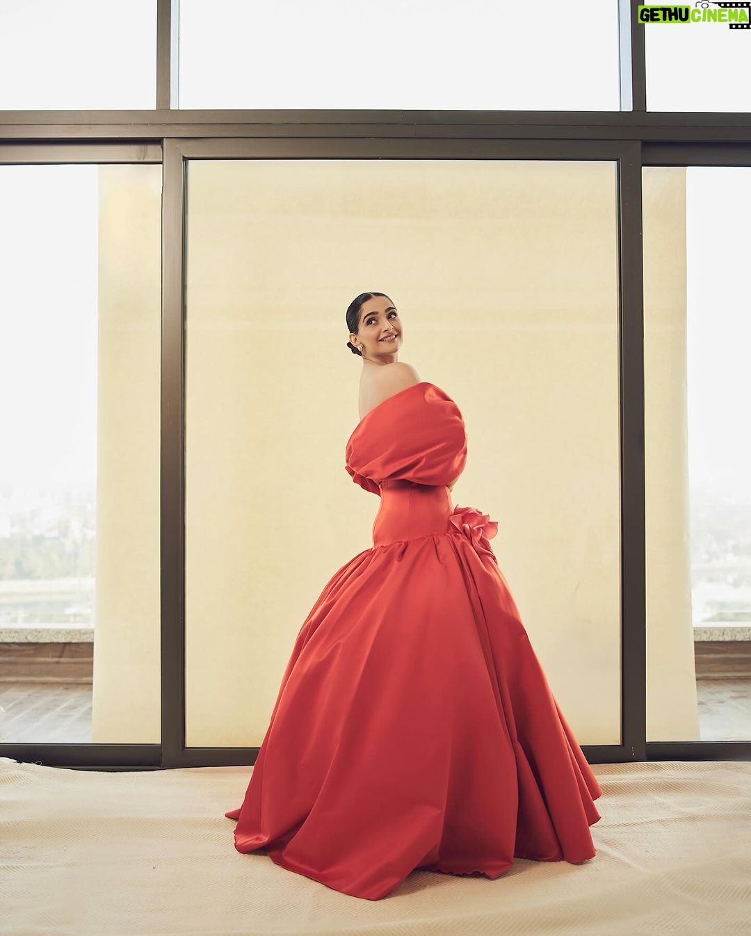 Sonam Kapoor Instagram - The Joy of Fashion ! Thank you @vogueindia @condenastindia for the love and the awards for both of us. @anandahuja and I are so honoured. It was amazing being on the panel with the two brilliant ladies @anitadongre and @masabagupta who are truly #forcesoffashion Hats off @rochelle.pinto for acknowledging the past ,celebrating the present and looking optimistically and idealistically towards the future. Thank you @giambattistavalliparis for making this for me. Love you 🥰 Look @giambattistavalliparis Look for Anand @giorgioarmani Earrings and rings @zoyajewels Shoes @jimmychoo Styling @rheakapoor @abhilashatd @manishamelwani @shereenlovebug Style Team @sananver @snehhasuresh @niyatiij Make up and Hair @namratasoni @vickybanatkar Photos @sheldon.santos