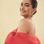 Sonam Kapoor Instagram - The Joy of Fashion ! Thank you @vogueindia @condenastindia for the love and the awards for both of us. @anandahuja and I are so honoured. It was amazing being on the panel with the two brilliant ladies @anitadongre and @masabagupta who are truly #forcesoffashion Hats off @rochelle.pinto for acknowledging the past ,celebrating the present and looking optimistically and idealistically towards the future. Thank you @giambattistavalliparis for making this for me. Love you 🥰 Look @giambattistavalliparis Look for Anand @giorgioarmani Earrings and rings @zoyajewels Shoes @jimmychoo Styling @rheakapoor @abhilashatd @manishamelwani @shereenlovebug Style Team @sananver @snehhasuresh @niyatiij Make up and Hair @namratasoni @vickybanatkar Photos @sheldon.santos
