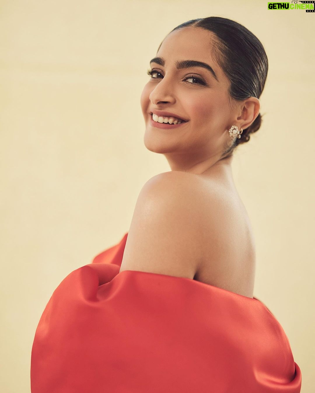 Sonam Kapoor Instagram - The Joy of Fashion ! Thank you @vogueindia @condenastindia for the love and the awards for both of us. @anandahuja and I are so honoured. It was amazing being on the panel with the two brilliant ladies @anitadongre and @masabagupta who are truly #forcesoffashion Hats off @rochelle.pinto for acknowledging the past ,celebrating the present and looking optimistically and idealistically towards the future. Thank you @giambattistavalliparis for making this for me. Love you 🥰 Look @giambattistavalliparis Look for Anand @giorgioarmani Earrings and rings @zoyajewels Shoes @jimmychoo Styling @rheakapoor @abhilashatd @manishamelwani @shereenlovebug Style Team @sananver @snehhasuresh @niyatiij Make up and Hair @namratasoni @vickybanatkar Photos @sheldon.santos