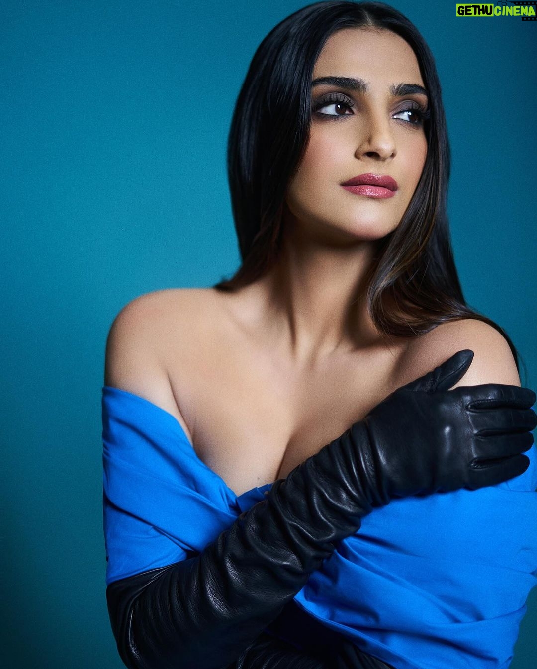 Sonam Kapoor Instagram - Blue is the warmest colour..🦋 Look @alexandermcqueen Gloves @prada Boots @escadaofficial Styling @rheakapoor @sanyakapoor @shereenlovebug Style Team @jahnavi.kothari Make up @mickeycontractor Hair @bbhiral Photos @vidhigodha