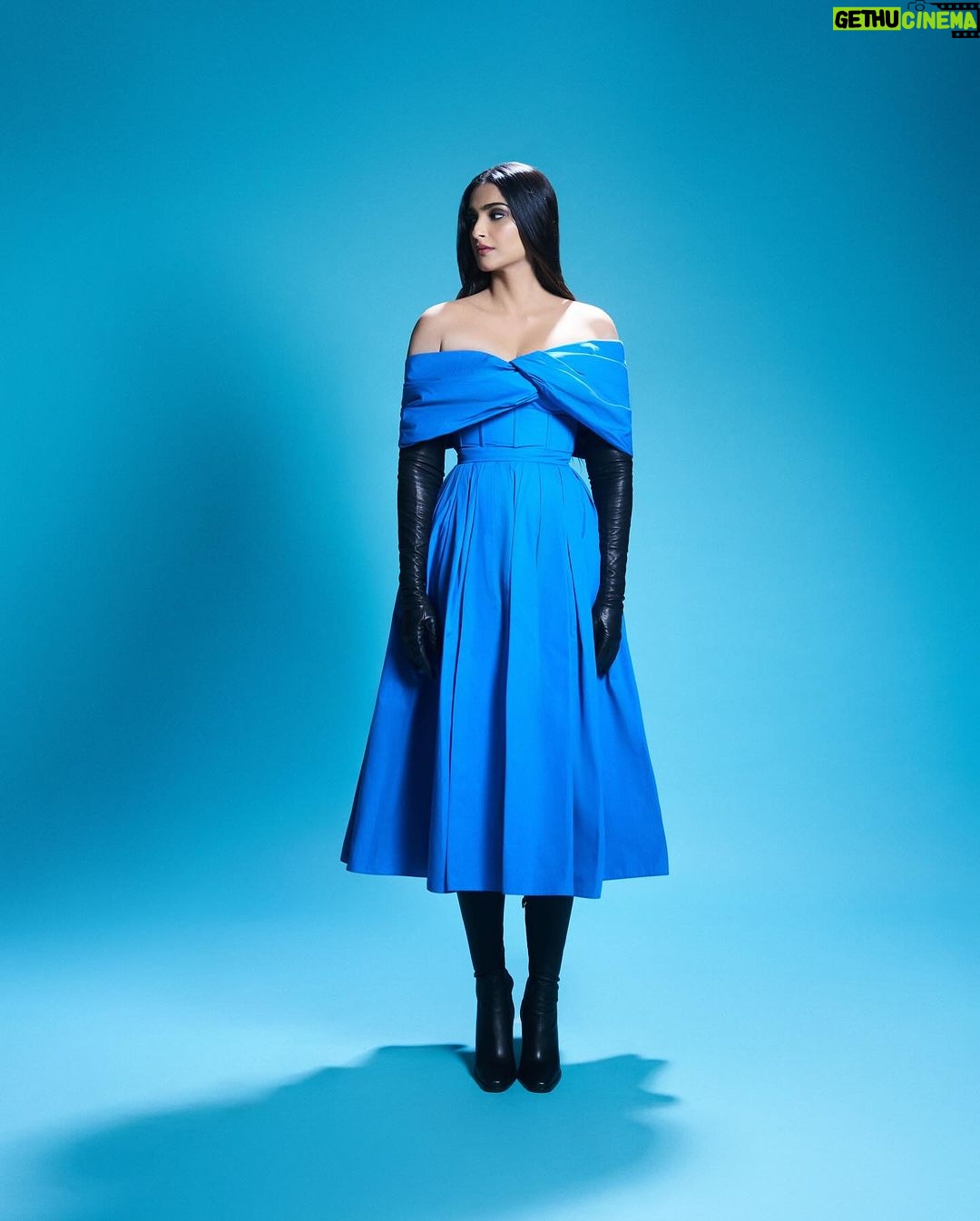 Sonam Kapoor Instagram - Blue is the warmest colour..🦋 Look @alexandermcqueen Gloves @prada Boots @escadaofficial Styling @rheakapoor @sanyakapoor @shereenlovebug Style Team @jahnavi.kothari Make up @mickeycontractor Hair @bbhiral Photos @vidhigodha