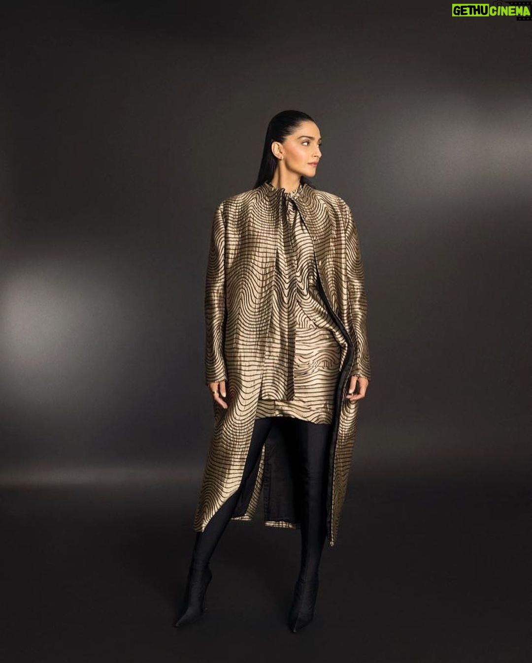 Sonam Kapoor Instagram - A closer look at last night’s glam…