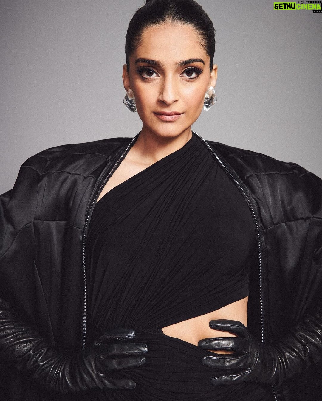 Sonam Kapoor Instagram - Thank you @elleindia for awarding me for my sartorial sense and whatever little contribution to an industry I Love so much. It’s such an honour to be a part of such an exemplary list. Wearing a Sari inspired @rickowensonline outfit from a few seasons ago. Outfit : @rickowensonline Gloves : @paularowangloves Hair - @bbhiral Make up - @tanvichemburkar Styling : @rheakapoor @manishamelwani @sanyakapoor @abhilashatd Style team : @niyatiij @iambidipto_ Managed by : @neeha7 Images : @kunalgupta91 Mumbai, Maharashtra