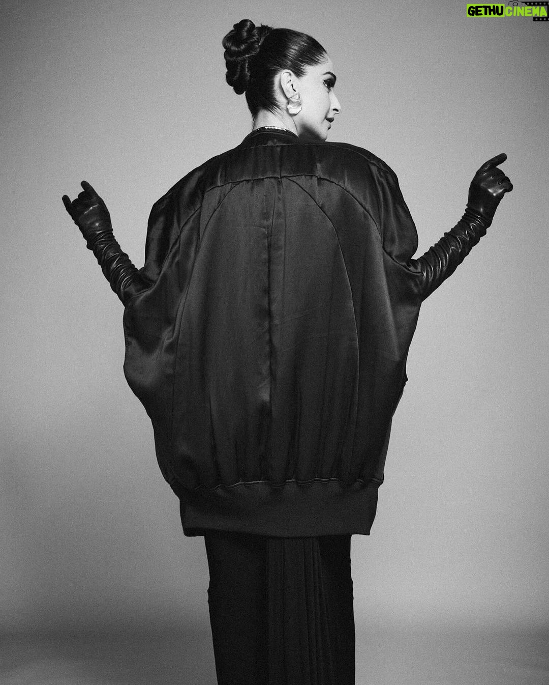 Sonam Kapoor Instagram - Thank you @elleindia for awarding me for my sartorial sense and whatever little contribution to an industry I Love so much. It’s such an honour to be a part of such an exemplary list. Wearing a Sari inspired @rickowensonline outfit from a few seasons ago. Outfit : @rickowensonline Gloves : @paularowangloves Hair - @bbhiral Make up - @tanvichemburkar Styling : @rheakapoor @manishamelwani @sanyakapoor @abhilashatd Style team : @niyatiij @iambidipto_ Managed by : @neeha7 Images : @kunalgupta91 Mumbai, Maharashtra