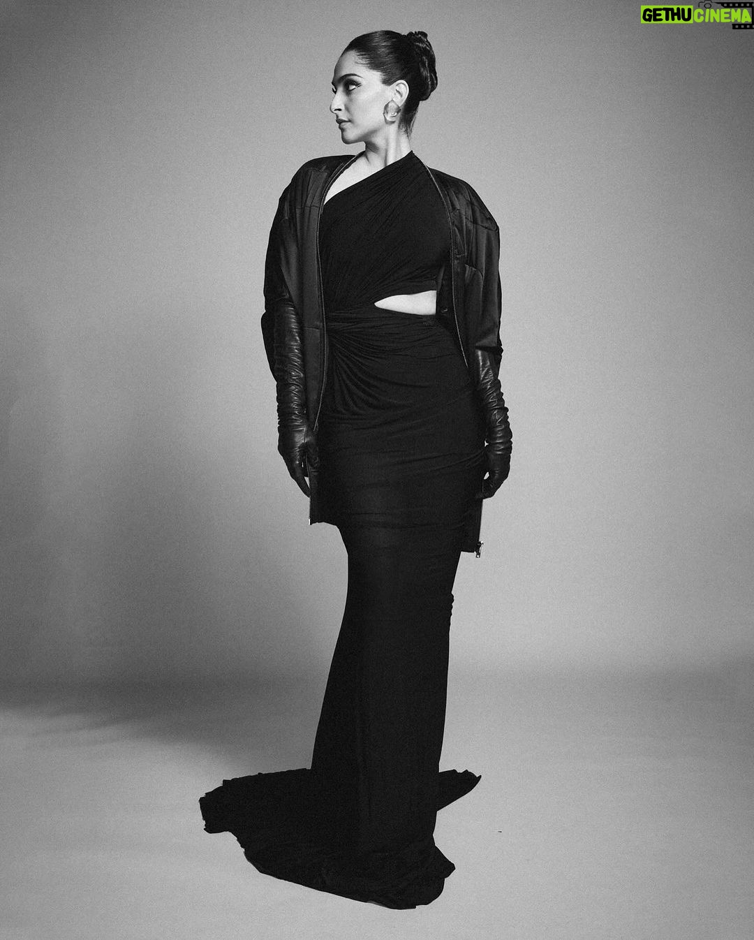 Sonam Kapoor Instagram - Thank you @elleindia for awarding me for my sartorial sense and whatever little contribution to an industry I Love so much. It’s such an honour to be a part of such an exemplary list. Wearing a Sari inspired @rickowensonline outfit from a few seasons ago. Outfit : @rickowensonline Gloves : @paularowangloves Hair - @bbhiral Make up - @tanvichemburkar Styling : @rheakapoor @manishamelwani @sanyakapoor @abhilashatd Style team : @niyatiij @iambidipto_ Managed by : @neeha7 Images : @kunalgupta91 Mumbai, Maharashtra
