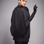 Sonam Kapoor Instagram - Thank you @elleindia for awarding me for my sartorial sense and whatever little contribution to an industry I Love so much. It’s such an honour to be a part of such an exemplary list. Wearing a Sari inspired @rickowensonline outfit from a few seasons ago. Outfit : @rickowensonline Gloves : @paularowangloves Hair - @bbhiral Make up - @tanvichemburkar Styling : @rheakapoor @manishamelwani @sanyakapoor @abhilashatd Style team : @niyatiij @iambidipto_ Managed by : @neeha7 Images : @kunalgupta91 Mumbai, Maharashtra
