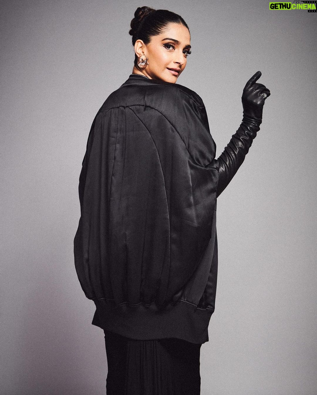 Sonam Kapoor Instagram - Thank you @elleindia for awarding me for my sartorial sense and whatever little contribution to an industry I Love so much. It’s such an honour to be a part of such an exemplary list. Wearing a Sari inspired @rickowensonline outfit from a few seasons ago. Outfit : @rickowensonline Gloves : @paularowangloves Hair - @bbhiral Make up - @tanvichemburkar Styling : @rheakapoor @manishamelwani @sanyakapoor @abhilashatd Style team : @niyatiij @iambidipto_ Managed by : @neeha7 Images : @kunalgupta91 Mumbai, Maharashtra
