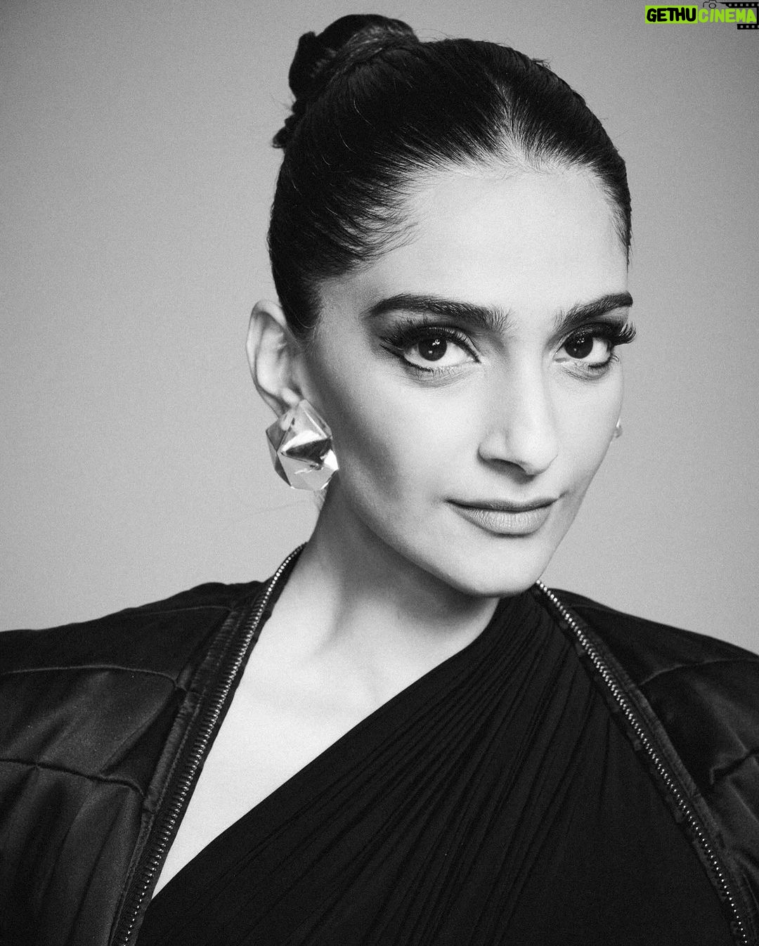 Sonam Kapoor Instagram - Thank you @elleindia for awarding me for my sartorial sense and whatever little contribution to an industry I Love so much. It’s such an honour to be a part of such an exemplary list. Wearing a Sari inspired @rickowensonline outfit from a few seasons ago. Outfit : @rickowensonline Gloves : @paularowangloves Hair - @bbhiral Make up - @tanvichemburkar Styling : @rheakapoor @manishamelwani @sanyakapoor @abhilashatd Style team : @niyatiij @iambidipto_ Managed by : @neeha7 Images : @kunalgupta91 Mumbai, Maharashtra