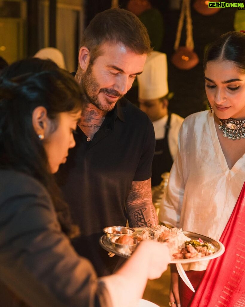 Sonam Kapoor Instagram - It was such a pleasure showing you a small taste of India @davidbeckham @davidgardner Hope you loved India as much as India loves you ! Thank you to my team that’s helped me put it together . @pallaviubhat @neeha7 @irteqarehmani @xahoormir @cult_0f_personality @lakshmi_poojari02 Thank you to some of the best in India Planner @siyagupta_events_experiences Concept and Floral Design @dhuncordo @followthefullmoon Art and styling @dishadeyy Food @indianaccent Music @aneeshaparwani Photos @aviraj Special thanks to my forever constants mama and masi @kapoor.sunita @kaveeta.singh Mumbai, Maharashtra