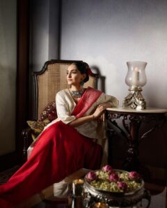 Sonam Kapoor Instagram - It was such a pleasure showing you a small taste of India @davidbeckham @davidgardner Hope you loved India as much as India loves you ! Thank you to my team that’s helped me put it together . @pallaviubhat @neeha7 @irteqarehmani @xahoormir @cult_0f_personality @lakshmi_poojari02 Thank you to some of the best in India Planner @siyagupta_events_experiences Concept and Floral Design @dhuncordo @followthefullmoon Art and styling @dishadeyy Food @indianaccent Music @aneeshaparwani Photos @aviraj Special thanks to my forever constants mama and masi @kapoor.sunita @kaveeta.singh Mumbai, Maharashtra