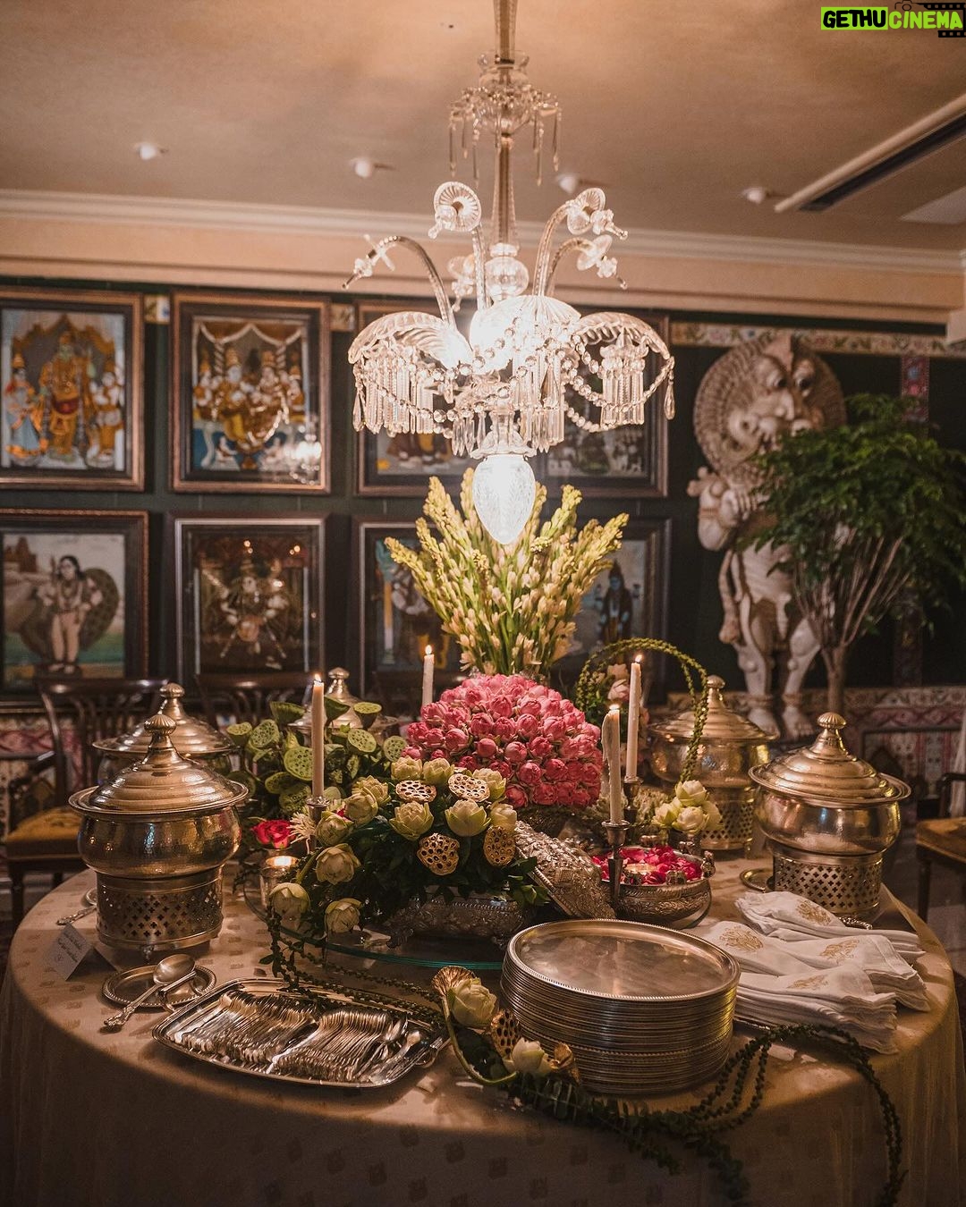 Sonam Kapoor Instagram - It was such a pleasure showing you a small taste of India @davidbeckham @davidgardner Hope you loved India as much as India loves you ! Thank you to my team that’s helped me put it together . @pallaviubhat @neeha7 @irteqarehmani @xahoormir @cult_0f_personality @lakshmi_poojari02 Thank you to some of the best in India Planner @siyagupta_events_experiences Concept and Floral Design @dhuncordo @followthefullmoon Art and styling @dishadeyy Food @indianaccent Music @aneeshaparwani Photos @aviraj Special thanks to my forever constants mama and masi @kapoor.sunita @kaveeta.singh Mumbai, Maharashtra