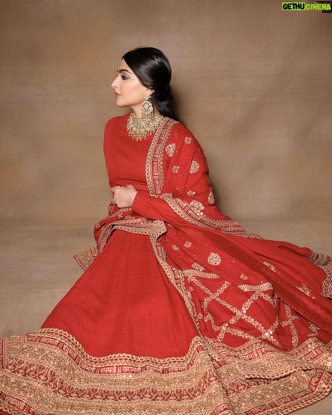 Sonam Kapoor Instagram - On this Dussehra, may the arrows of Lord Rama guide you to triumph over your inner demons and may the light of righteousness illuminate your path. Embrace the spirit of goodness and celebrate the victory of truth. Happy Dussehra! 🏹🕯️ @sabyasachiofficial India