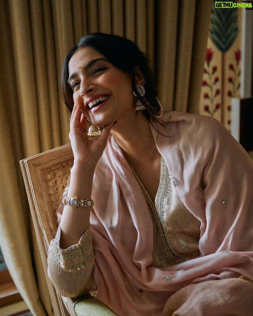 Sonam Kapoor Instagram - We moved into our new house this week .. our hearts are filled with joy and hope and we can’t wait to make new memories here ✨❤️ 🧿 Mumbai, Maharashtra